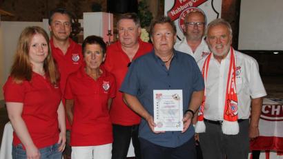 Bild: ral
Norbert Süß (Dritter von rechts) wurde von den Verantwortlichen des Bayern-Fanclubs als 5700. Mitglied willkommen geheißen.