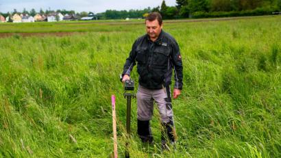 Bild: Hösamer
Lothar Feustel prüft an einem geplanten Maststandort bei Krondorf, ob sich Blindgänger im Untergrund befinden.