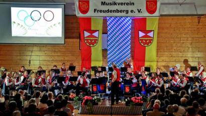 Bild: exb
Das große Orchester des Musikvereins Freudenberg mit seinem Dirigenten Josef Zweck.