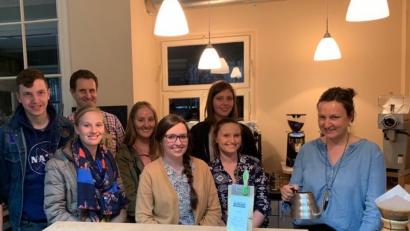Bild: exb
Die Junge Union interessiert sich für die neue Kaffeerösterei von Christine (rechts) und Wolfgang Kohl (Zweiter von rechts). Die Teilnehmer bedankten sich für die Führung durch die „Kaffee-Druckerei“.
