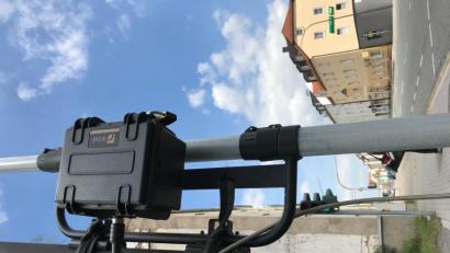 Bild: Gabi Schönberger
Unten ein schwarzer Kasten aus dem eine Teleskopstange herausragt. So sehen die elektronischen Geräte zur Zählung der Verkehrsströme aus, die zur Fortschreibung des Verkehrskonzeptes derzeit in der Stadt stehen.