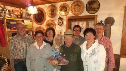 Bild: exb
2. Vorsitzender Uwe Braun, Vorsitzende Anita Winter, Beisitzerin Annemarie Donhauser, Christian Hirsch, Beisitzerin Karin Bruckmüller, Kassiererin Theresia Federl, Schriftführerin Erna Schlager-Braun und Beisitzer Alfred Steindl (von rechts).
