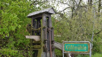 Bild: dob
Erinnerungen an vergangene Zeiten bei der Kößlmühle. Als Hätte der Sägewerkarbeiter nur eine kleine Brotzeitpause eingelegt.