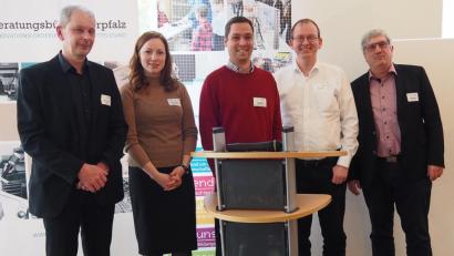 Bild: Bühner
Organisatoren und Referenten der Vortragsveranstaltung zur Cybersicherheit: (von links) Bildungsmanager Hilmar Fütterer, Technologie- und Netzwerkmanagerin Lucie Valentová, Professor Daniel Loebenberger von Fraunhofer AISEC, Ingo Jensen von der Bayernwerk Netz GmbH und Karl-Heinz Ronge von Fraunhofer IIS.