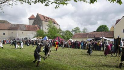 Bild: Stefanie Gradl
Schaukämpfe und Vorführungen sind auf dem Turnierplatz geboten.