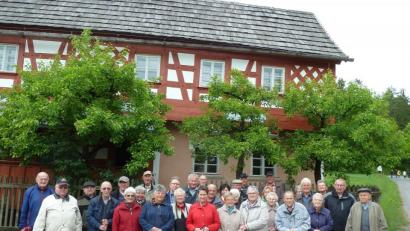Bild: bir
Ausflug der Nachbarschaftshilfe nach Neusath-Perschen. Im Hintergrund das Handwerkerhaus des „Webergirgl“ im „Stiftlanddorf“ stammt ursprünglich aus Neualbenreuth.