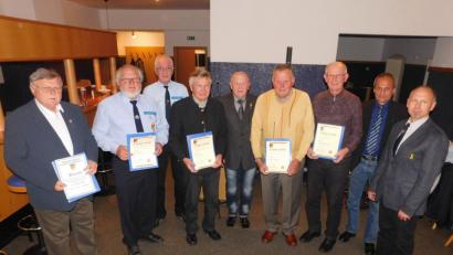Bild: hai
Vorsitzender Hubert Brendel (Dritter von links), der Vorsitzende der Kreisgruppe Oberpfalz Nord, Stabsfeldwebel der Reserve Manfred Zettl, Bürgermeister Klaus Wagner (von rechts) und Kreisorganisationssleiter Günther Bogner (Mitte) ehren die Gründungsmitglieder Manfred Fischer, Rudi Richter und Josef Kohl (55 Jahre) sowie Rolf Winzer (40 Jahre) und Manfred Porsch (20 Jahre, von rechts).