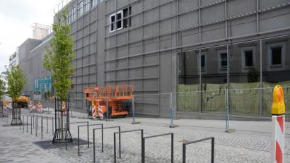 Bild: Gabi Schönberger
Die neue Form der Fahrradständer, jetzt als „Fahrradanlehnbügel“ ausgeführt, sowie das schlank gehaltene Grün, prägen die Ringstraße im Bereich des Haupteingang des Nordoberpfalz-Centers (NOC).