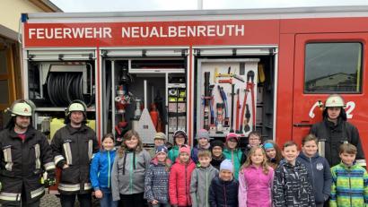 Bild: exb
Kinder der Grundschule Neualbenreuth waren kürzlich bei der Feuerwehr zu Gast.