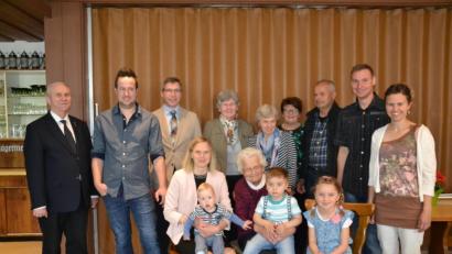 Bild: gi
Franziska Hierold (vorne, mit dem zweieinhalbjährigen Urenkel Xaver) feiert ihren 90. Geburtstag im Gasthaus Bock. Dazu gratulieren ihr Sohn Franz (Dritter von rechts) und Schwiegertochter Anne (Fünfte von rechts) sowie die Enkelinnen mit Familien, Pfarrer Josef Most (links), Bürgermeister Hermann Ach (Dritter von links) sowie der Frauenbund.