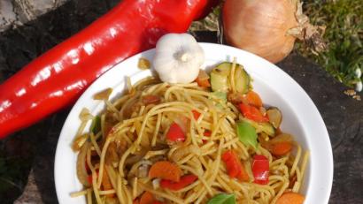 Bild:  Miriam Lill
Das Gemüse wird in der Pfanne angebraten, die gekochten Nudeln kommen mit einem Hauch von Olivenöl dazu.