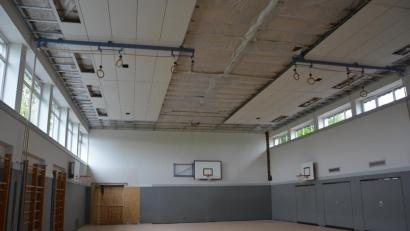 Bild: jr
So sieht es aktuell in der Schulturnhalle innen aus. Der Sportboden ist abgedeckt, Teile der Decke sind entfernt und der Notausgang hinten links wurde bereits erstellt. Bis Ende September soll wieder Sport in der Halle betrieben werden können.