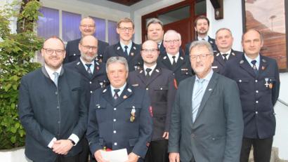 Bild: pi
Mit der Verleihung des Feuerwehr-Ehrenzeichens in Gold würdigt Landrat Andreas Meier (links) die 40-jährige aktive Dienstzeit von Christoph Striegl (vorne, Mitte).