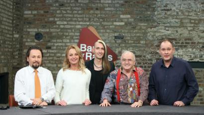Bild: ZDF/Frank Hempel.
"Bares für Rares": Wolfgang Pauritsch, Susanne Steiger, Fabian Kahl, Ludwig Hofmaier und Walter Lehnertz stehen nebeneinander am Auktionstisch.
