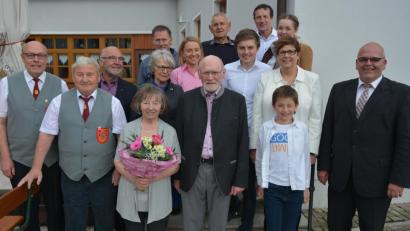 Bild: jr
Mit vielen Gratulanten feierte Friedrich Scharnagl (vorne Mitte, zusammen mit Ehefrau Elfriede, links daneben) am Mittwoch 80. Geburtstag. Die Glückwünsche der Marktgemeinde Neualbenreuth überbrachte Bürgermeister Klaus Meyer (rechts). Von links Altbürgermeister Albert Köstler sowie Franz Danhauser, Dirigent des Männergesangvereins und die engsten Verwandten.