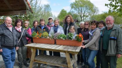Bild: jr
Der Natur schon immer verbunden sind die Landfrauen. Im Mitterteicher Kreislehrgarten pflanzten sie nun zwei Blumenkästen mit bienenfreundlichen Blumen an, die künftig das Landwirtschaftsamt in Tirschenreuth verschönern wird. Kreisbäuerin Irmgard Zintl (Siebte von links) und ihre Landfrauen packten kräftig mit an. Im Anschluss gab es viele Informationen von Imker Michael Weiß (links) und Erich Thurner vom Ameisenschutzverein des Landkreises.