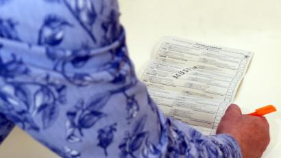 Bild: Hösamer
40 Parteien, 16 mehr als 2014, stehen auf dem knapp einen Meter langen "Stimmzettel für die Wahl der Abgeordneten des Europäischen Parlaments am 26. Mai 2019 im Freistaat Bayern". Nur ein Kreuzchen ist erlaubt, soll die Stimmung gültig sein.