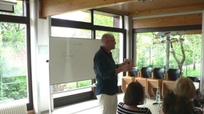 Bild: exb
Ralf Cronenberg klärt die Senioren der evangelischen Kirchengemeinde über Demenz und Depressionen auf.