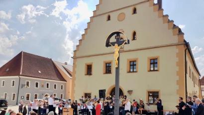 Bild: wku
Die Posaunenchöre am Rathaus in Hirschau.