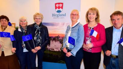 Bild: no
Das ist Europa: Flagge zeigen für Frankreich und die EU vor dem Birgland-Wappen. Bürgermeisterin Brigitte Bachmann (Zweite von rechts) empfängt die Gäste aus dem Elsass im Rathaus in Schwend.