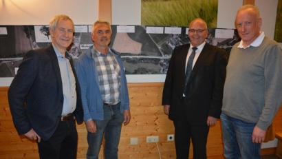 Bild: jr
Stellten in einer Informationsveranstaltung den Maiersreuthern und den Hardeckern die Pläne für den Ausbau ihrer Ortsdurchfahrt vor. Mit dabei waren (von links) Baudirektor Gerhard Kederer, Bauleiter Hans Gschrey, Bürgermeister Klaus Meyer und Bautechniker Martin Bäumler, (alle vom Straßenbauamt Amberg-Sulzbach).