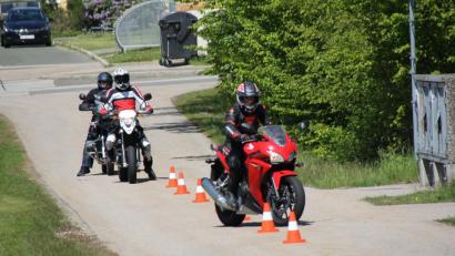 Bild: frd
In Theorie und Praxis wurden die Motorradfahrer durch die Referenten der Verkehrswacht geschult. Das Üben soll den Bikern ein großes Maß an Sicherheit bei der Ausfahrt geben.
