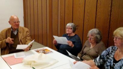 Bild: R. Kreuzer
Pfarrer Richard Haas (links) erzählt den Frauen von Konstantin Tischendorf.