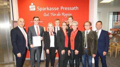 Bild: bjp
Als frischgebackener "Filialdirektor" ist der Pressather Michael Schelkshorn künftig für den Sparkassen-Filialbereich Grafenwöhr/Pressath/Erbendorf zuständig. Dazu gratulierten ihm Vorstandsvorsitzernder Josef Pflaum (links), Vorstandsmitglied Gerhard Hösl und Bürgermeister Werner Walberer (von rechts) sowie die Belegschaft der Pressather Geschäftsstelle. Bild: bjp