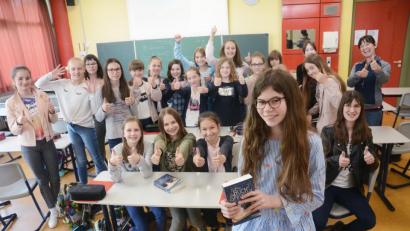 Bild: Gabi Schönberger
Emily Hofmann (Vordergrund) tritt am 27. Mai beim Bayerischen Finale des Vorlesewettbewerbs in München an. Ihre Klasse und die betreuende Lehrkraft Doris Weigl (hinten, rechts) drücken ihr fest die Daumen.