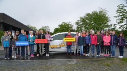 Bild: dob
Die Fünftklässler der Realschule werden die Formel "Reaktionsweg + Bremsweg = Anhalteweg" nicht mehr vergessen, denn beim ADAC-Aktionstag "Hallo Auto" zog sich diese Formel durch die Lehrstunden.