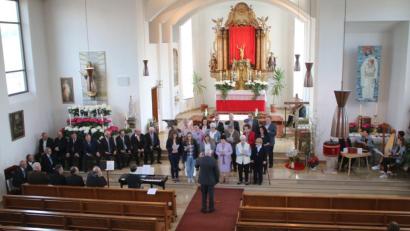 Bild: sne
Der Männergesangsverein Trabitz-Neustadt am Kulm und der Kirchenchor Burkhardsreuth feiern das erste Mariensingen in der St.-Jakobus-Kirche.