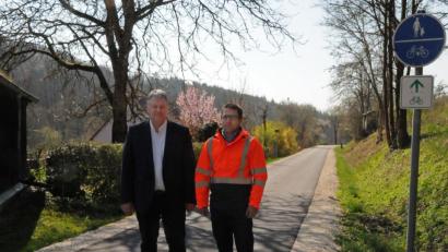 Bild: Hollederer, Christine
Landrat Richard Reisinger und Matthias Kolb (von links) beim Ortstermin an der Ortsdurchfahrt von Leidersdorf