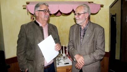 Bild: wro
Mit-Vorsitzender Friedrich Haubner (rechts) bedankte sich bei Dietmar Hermann für den „Spitzenvortrag“.