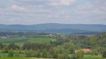 Bild: Lowak
Wer vom Geo-Zentrum Richtung Norden blickt, wird mit einer herrlichen Aussicht belohnt. Der Kultur- und Tourismusausschuss war sich einig: Hier soll ein Landschaftskino entstehen.