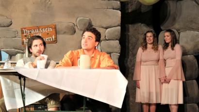 Bild: Holger Stiegler
Die beiden Schwestern Liesl (Sophia Janner, rechts) und Susi (Sophia Scherm) halten die Männerwelt ganz schön auf Trab, davon können Toni (David Endress, links) und Peter (Adnan Barami) ein Lied singen.
