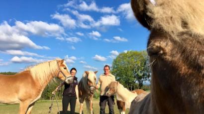 Bild: upl
Ines Filipovic erfüllt sich einen Lebenstraum: Die 42-Jährige baut mit ihrer Familie (im Bild ihr Vater Alois Kumeth) den Naturhof Hainstetten.