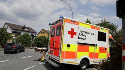 Bild: Wolfgang Steinbacher
Auf der Kreuzung hat's gekracht. Dieser Rettungswagen kam erst in einem Garten zum Stehen.