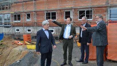 Bild: fz
Helmut Dörfler (rechts) und Johann Bock (links) erläutern Bürgermeister Josef Hammer (Zweiter von rechts) und Albert Rupprecht das Bauprojekt "Kinderhaus".