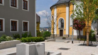 Bild: Lowak
Der Brunnen und der Zoiglstern aus Granit stehen bereit. Am 31. Mai wird die
Skulptur von Künstler Harald Bäumler aufgestellt.