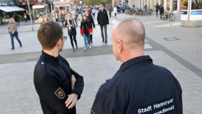 Bild: Holger Hollemann/dpa
In Norddeutschland sind kommunale Ordnungsdienste in Städten gang und gäbe. In Bayern beschränken sie sich bisher auf Großstädte. Allerdings verfügt inzwischen auch Regensburg über entsprechende Kräfte, Amberg möchte nun nachziehen.