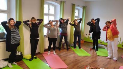 Bild: jzk
Yogalehrerin Theresa Heining (rechts) erklärt den Schwangeren die Übungen und macht sie vor.