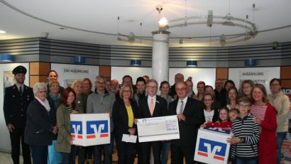 Bild: wfw
Vorstand Norbert Waldhauser und Prokurist Klaus Wild (vorne mit Scheck) von der Raiffeisenbank Hirschau übergaben Spenden in Höhe von 12 000 Euro an gemeinnützige Vereine und Organisationen aus dem Hirschauer Geschäftsgebiet.