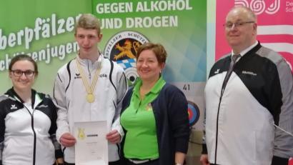 Bild: exb
DSB-Vizepräsident Jugend Stefan Rinke (rechts), stellvertretende Bundesjugendleiterin Sport Carina Sauerwald (links) und Landesjugendleiterin Evi Benner-Bittihn (Zweite von rechts) gratulierten Goldmedaillen-Gewinner Andreas Köppl (Zweiter von links).