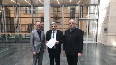 Bild: exb/Büro Holmeier
Karl Holmeier (Mitte) informierte sich im Gespräch mit Thomas Lichtenberger (rechts) und Harald Geywitz (links) über die Fortschritte im Mobilfunknetzausbau.