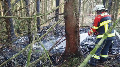 Bild: bl
Bei Maxhütte stürzte am Sonntagnachmittag ein Doppeldecker ab und brannte total aus. Zwei Menschen wurden verletzt.