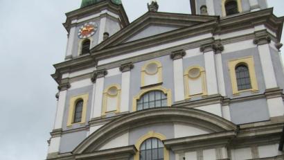 Bild: kgg
Ein erster Akzent zum Jubiläum "50 Jahre Basilika Waldsassen" sind die beiden stattlichen Lindenbäume, die seit einigen Tagen das Hauptportal zieren.