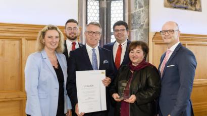 Bild:  StMAS/Uwe Niklas – Gute Fotografie
Die Verleihung des Preises. Das Foto zeigt Bayerns Sozialministerin Kerstin Schreyer, mit dem Preisträger aus der Oberpfalz vertreten durch (v.L.) Sven Lehner, Erster Bürgermeister Franz Stahl, Holger Schedl, Quartiersmanagerin Cornelia Stahl und Laudator Thomas Unger