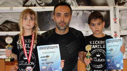 Bild: R. Kreuzer
Die Kickboxer und ihr Trainer (von links) Smilla Heidenreich, Trainer Jose Callejon und Noah Callejon freuen sich über die Turniererfolge.