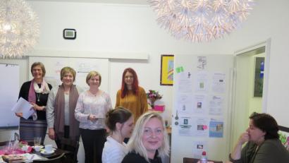 Bild: jzk
Jessika Wöhrl-Neuber (hinten rechts) heißt zum Themenfrühstück „Familienleben“ Theresia Kunz, Marion Neumann und Sandra Weiß (von links) als Referentinnen willkommen.