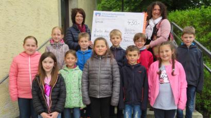 Bild: adj
Der Bunte Kreis Nordoberpfalz bekommt 450 Euro von den Parksteiner Kommunionkindern.